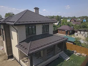 Двухэтажный дом в Омске